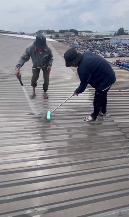 chà rửa mái tôn