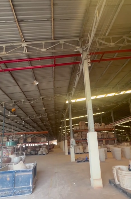 không gian bên trong nhà xưởng