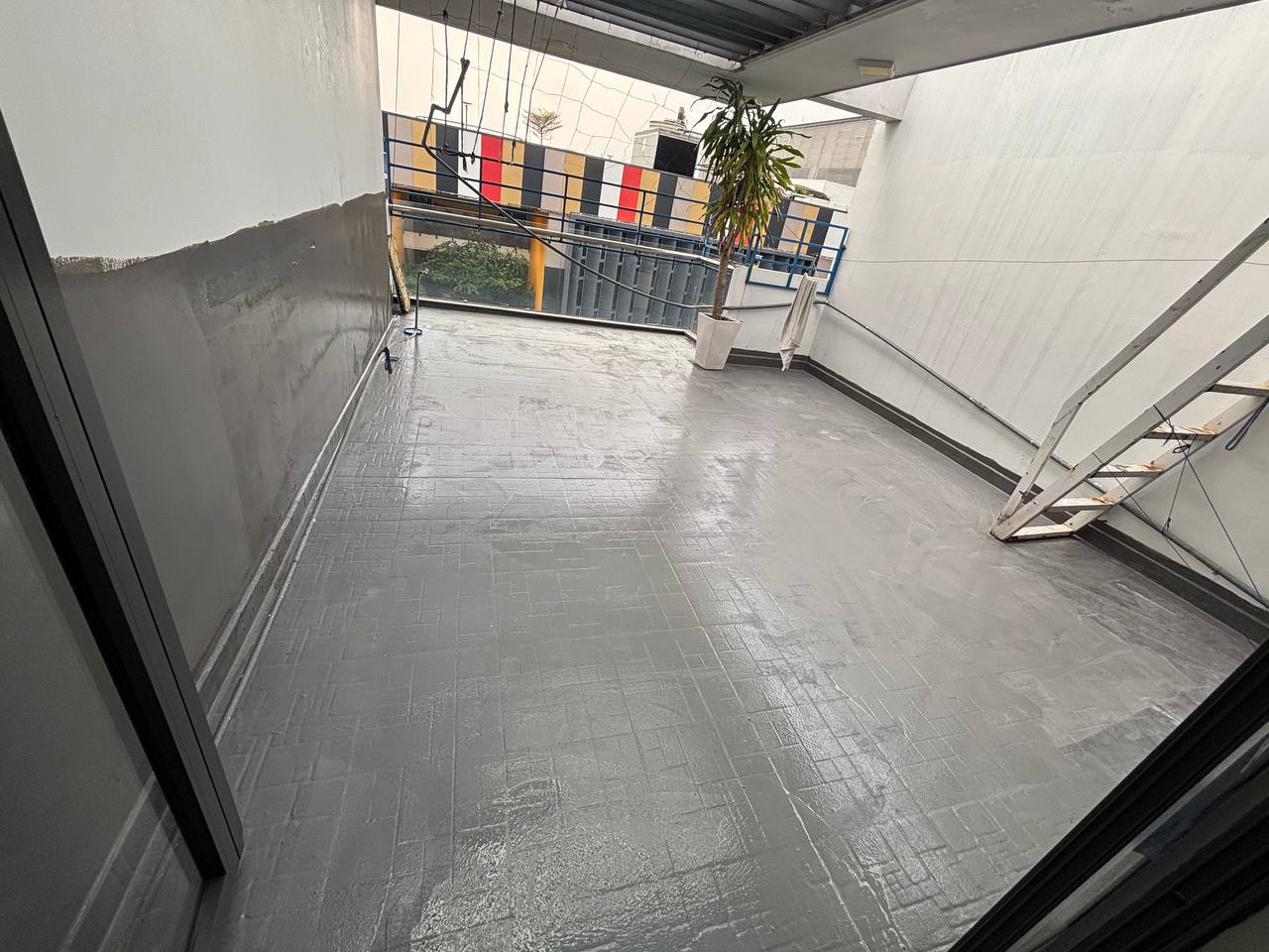 Quét 3 lớp sơn chống thấm JS01