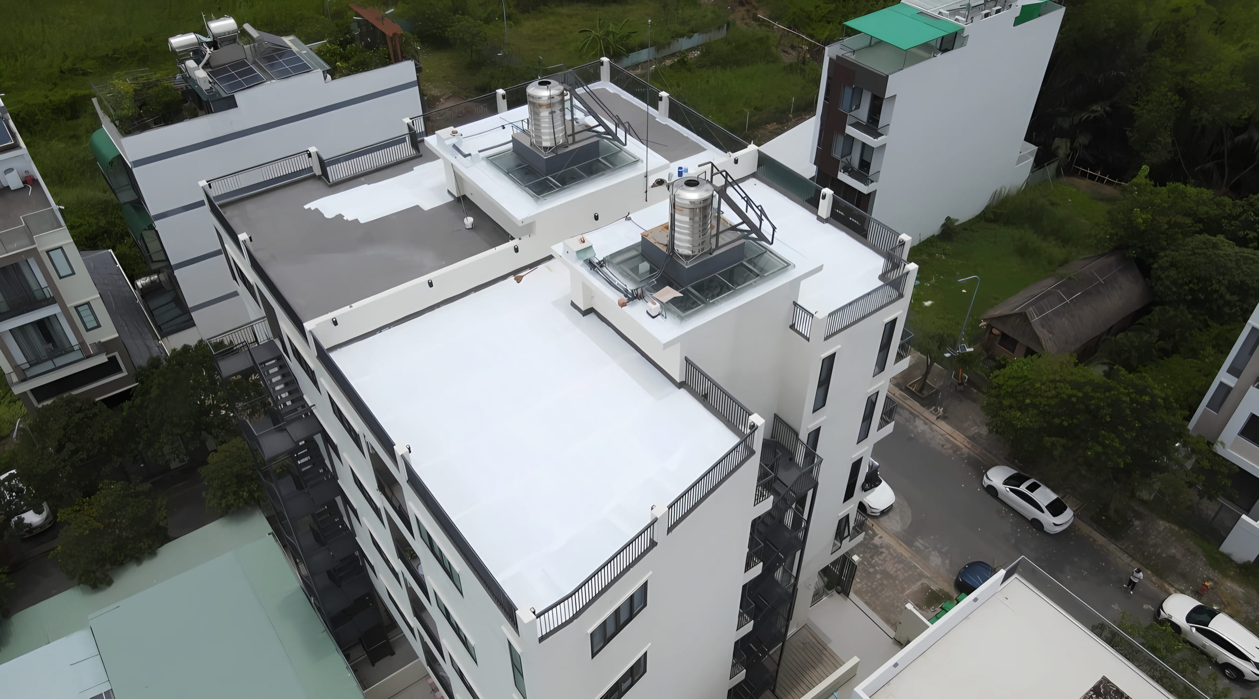 Bề mặt sàn mái tòa nhà CHDV được phủ màng trắng đồng nhất