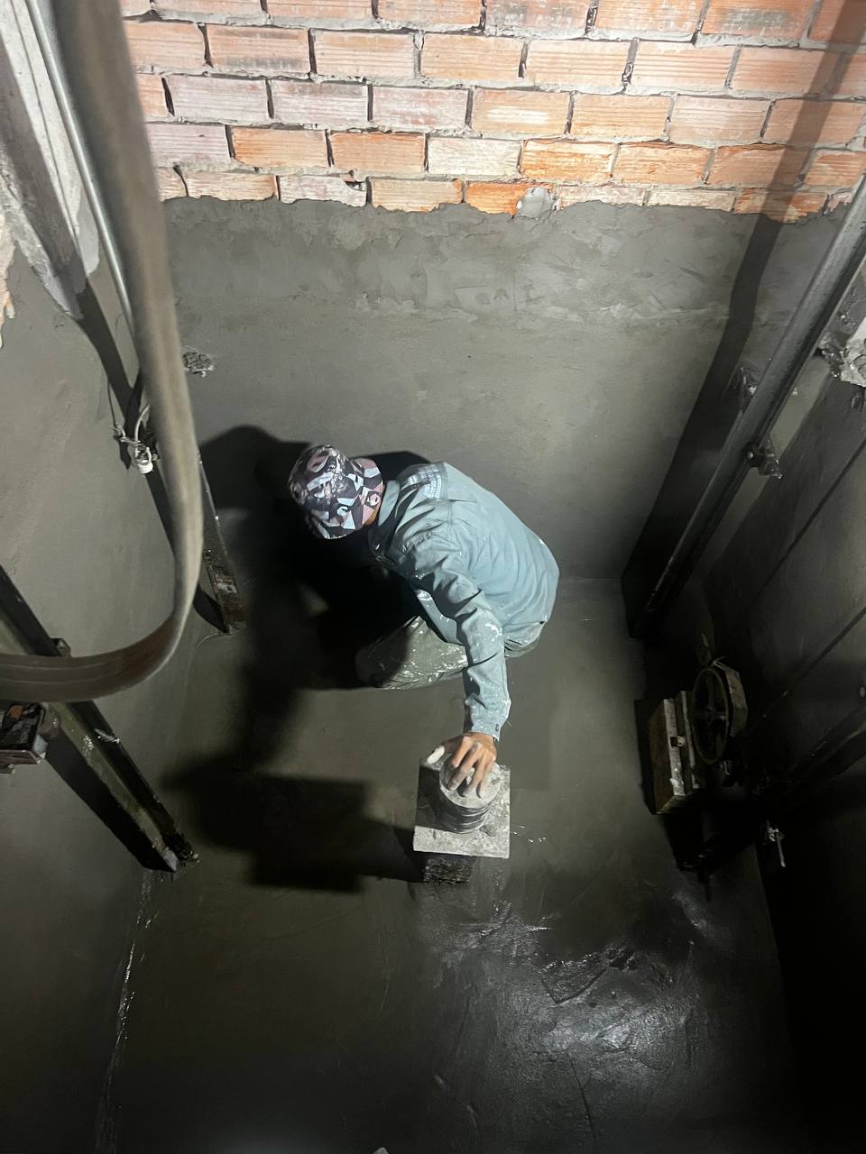 chống thấm hố pít thang máy bằng sơn polymer pha xi