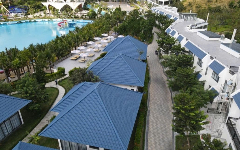 tường ngoại thất màu trắng đồng bộ
